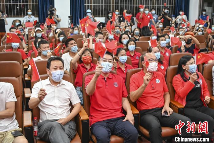 逾百名暨南大学师生在该校邵逸夫体育馆集中收看赛事直播，为中国男子接力队加油鼓劲。　陈骥旻 摄