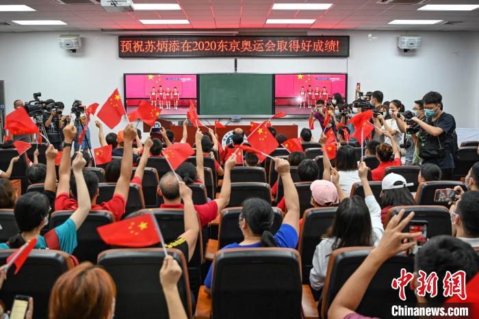 逾百名暨南大学师生在该校邵逸夫体育馆集中收看赛事直播，为中国男子接力队加油鼓劲。　陈骥旻 摄