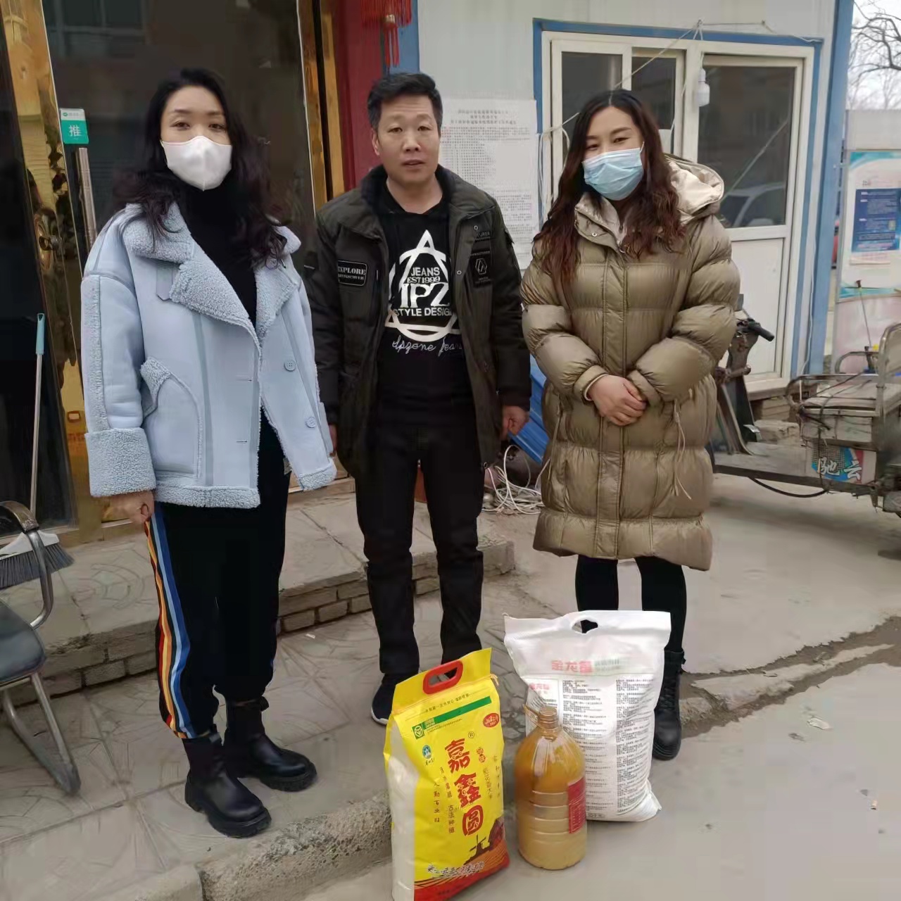 燕南学校慰问崔立峰.jpg