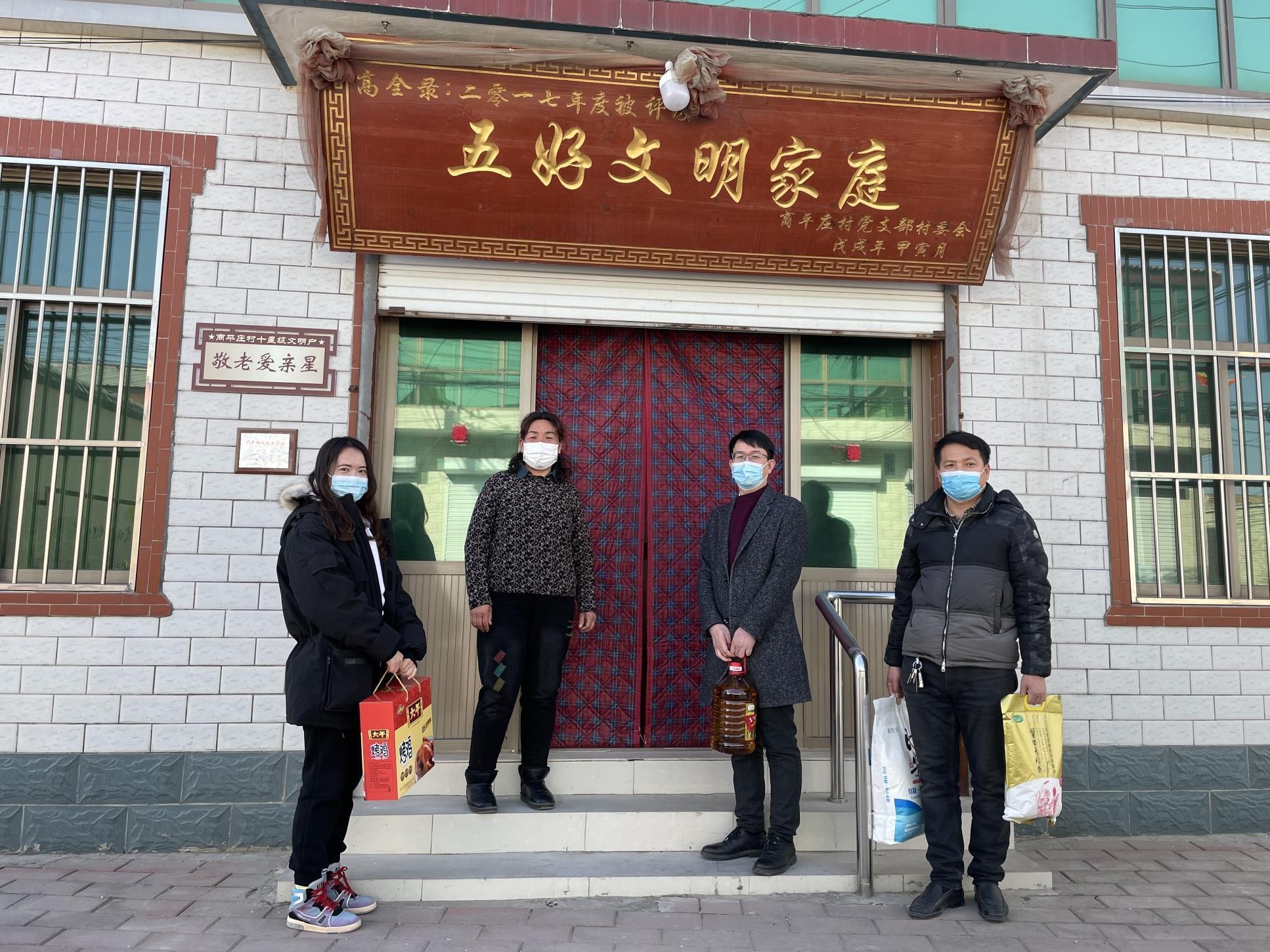 逢年过节，组织走访慰问道德模范和先进人物。许丹 摄