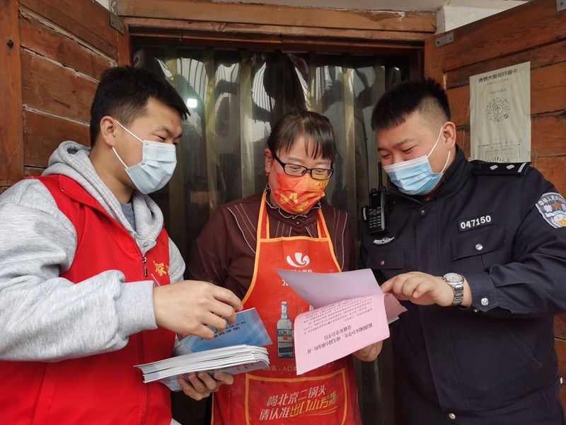满城区刘家台乡民警走进辖区入户宣传反诈知识。刘明华 摄