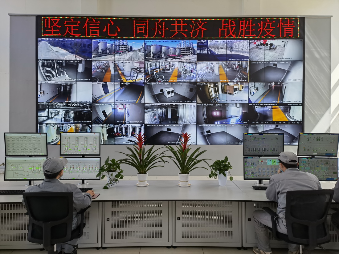 3月27日，在位于辽宁省沈阳市铁西区的方大集团东北制药有限公司，企业员工在原料药生产基地201分厂中央控制室工作。新华社发