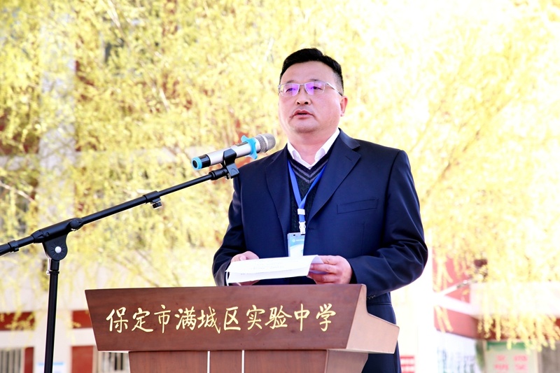 满城区实验中学校长寄语讲话。连国 摄