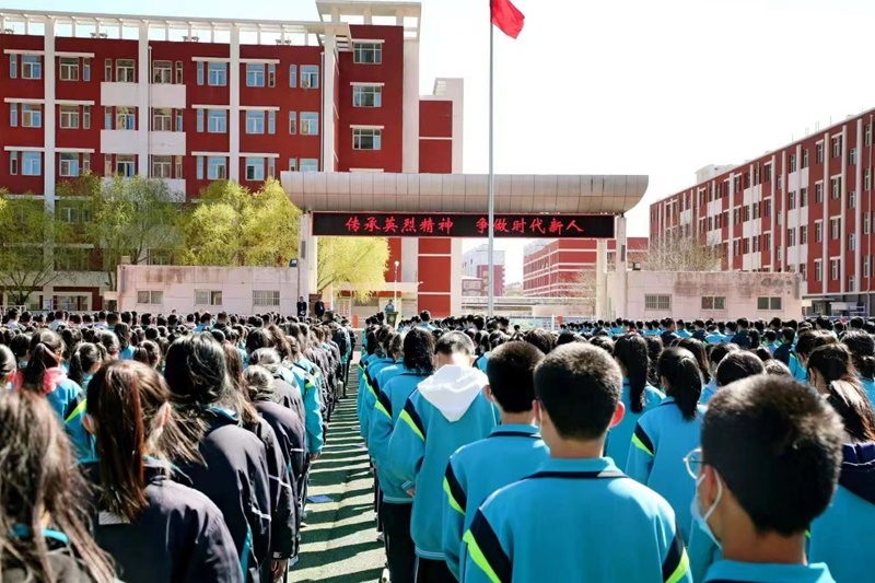 满城区实验中学全体学生静默肃立，表达对先烈的缅怀。连国 摄