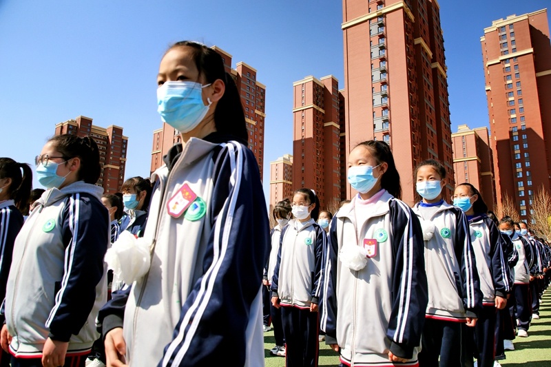 满城区实验中学组织开展清明缅怀先烈活动。连国 摄
