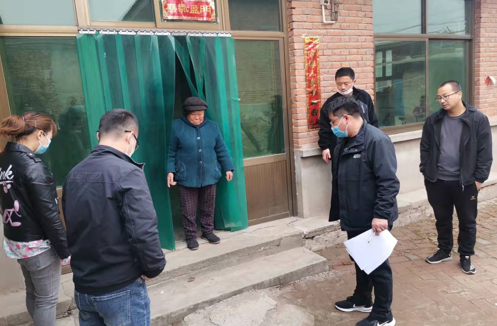 徐水区民政局适老化改造工作人员与困难老人交谈。楚修普 摄