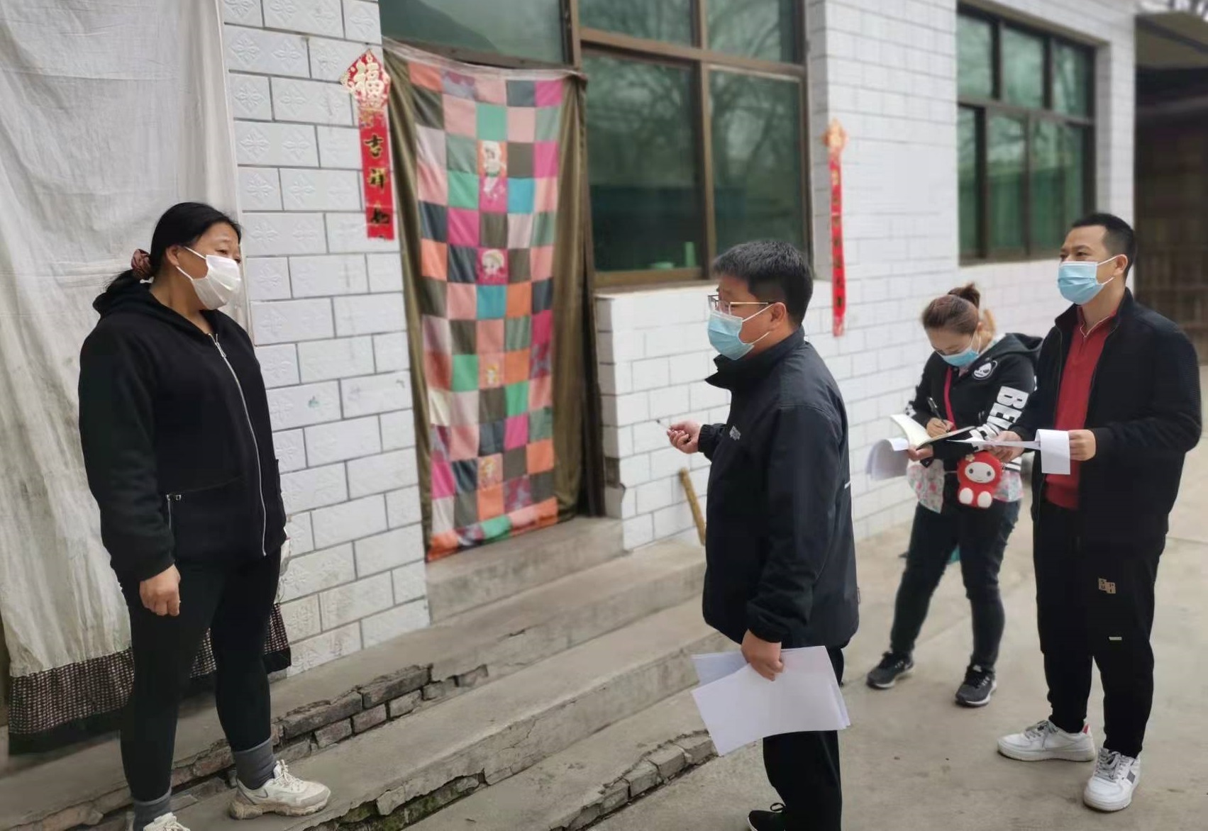 徐水区民政局适老化改造工作人员与困难老人家属交谈。楚修普 摄