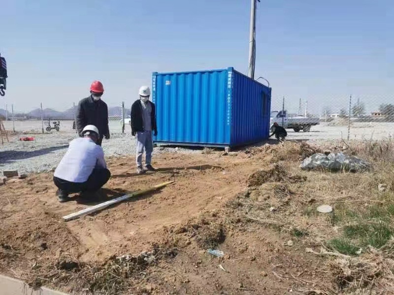 满城区建筑工人实地测量健康驿站占地规模。李新娜 摄
