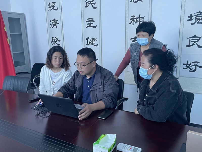 满城区技术人员调试数智平台系统。史尧 摄