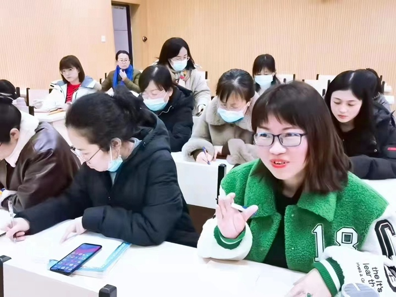 满城镇中学教师们学习邓小岚事迹后纷纷发言，表达自己内心感受。黄建立 摄