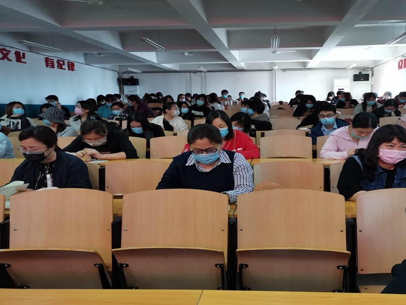满城镇中学党员教师学习邓小岚先进事迹。黄建立 摄