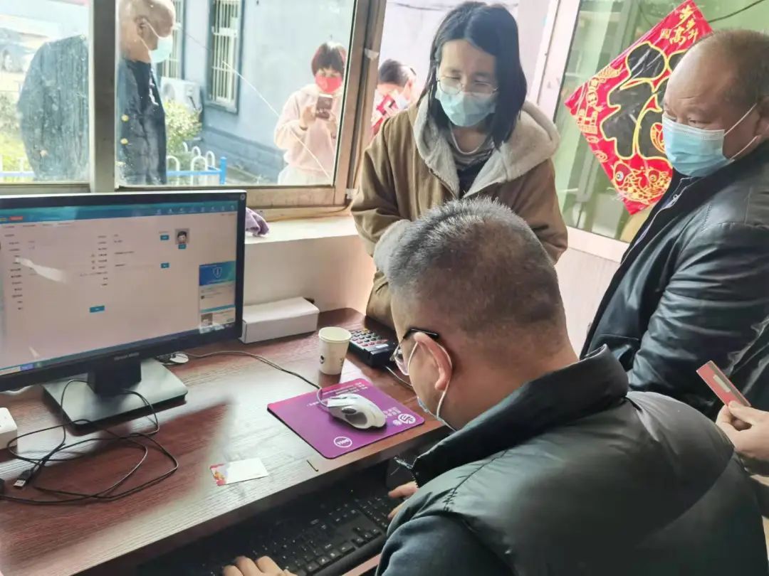 村民正在办理积分卡。高阳县邢家南镇人民政府供图