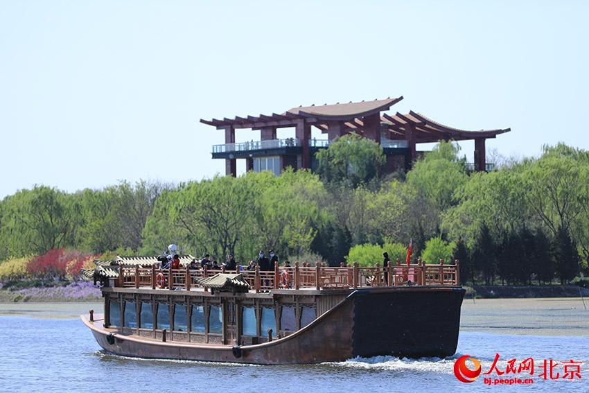游人乘坐游船欣赏北京城市副中心春景。人民网 尹星云摄