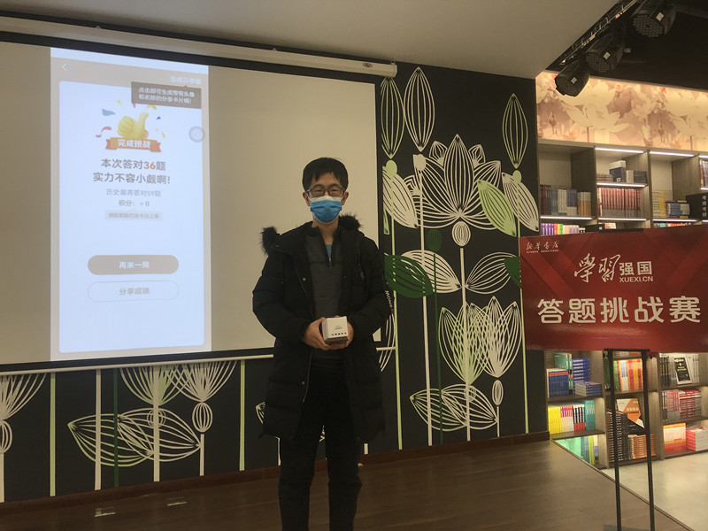 市民参与答题喜获奖品。孙佳悦 摄
