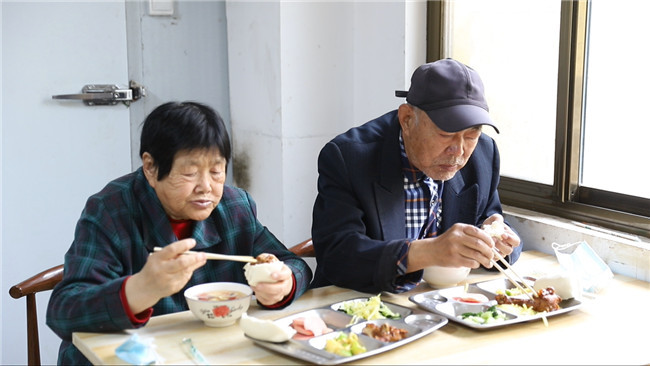 73岁的村民李广义和老伴李文玲在老年食堂吃饭。李硕 摄