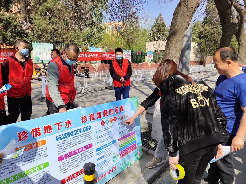 满城区水利局组织珍惜地下水主题宣传活动。袁野 摄