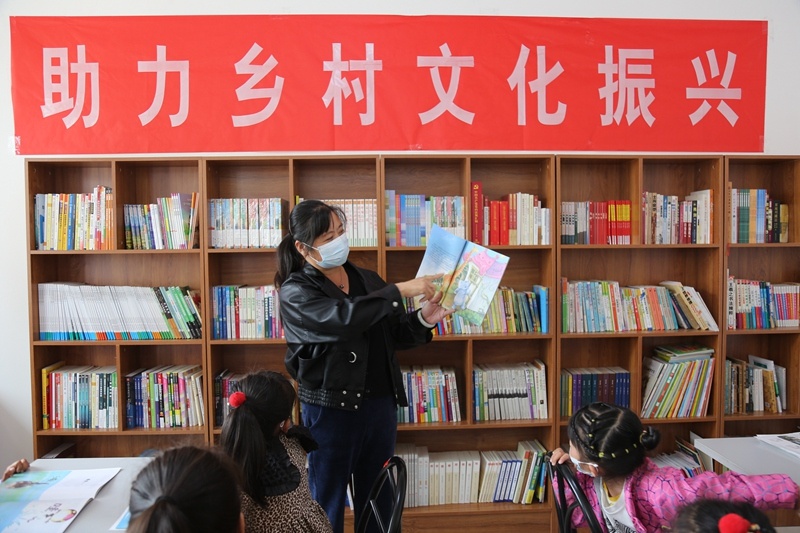 满城区神星镇志愿者来到书苑义务为孩子们指导学习。李晓静 摄