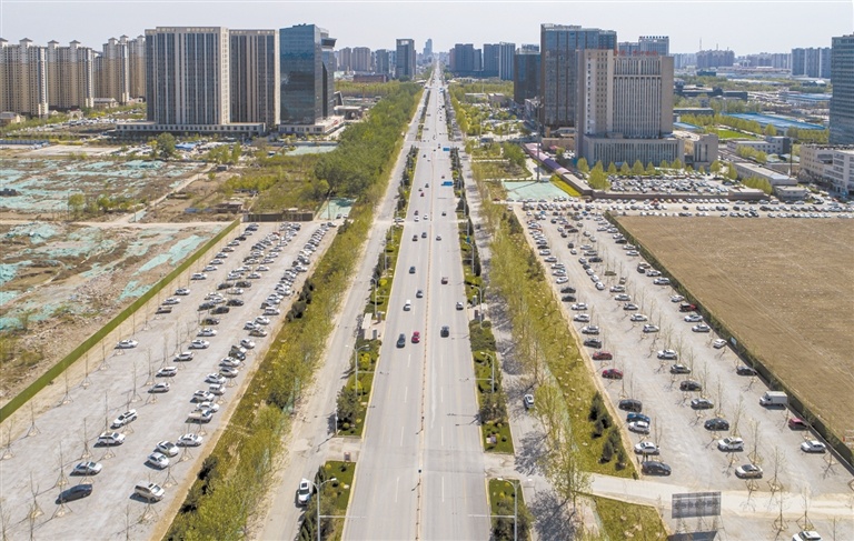 保定市朝阳北大街与恒滨路交口北侧的临时停车场投用后，附近的“停车难”问题得到缓解。罗大庆 摄