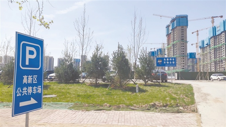 朝阳北大街上的停车场入口标识明显。解志国 摄