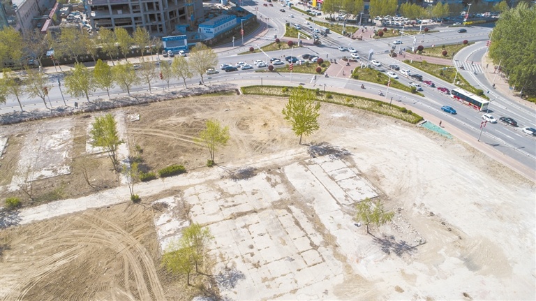 朝阳北大街与隆兴路交口东南侧已经整治后的空地将开辟为临时停车场。罗大庆 摄
