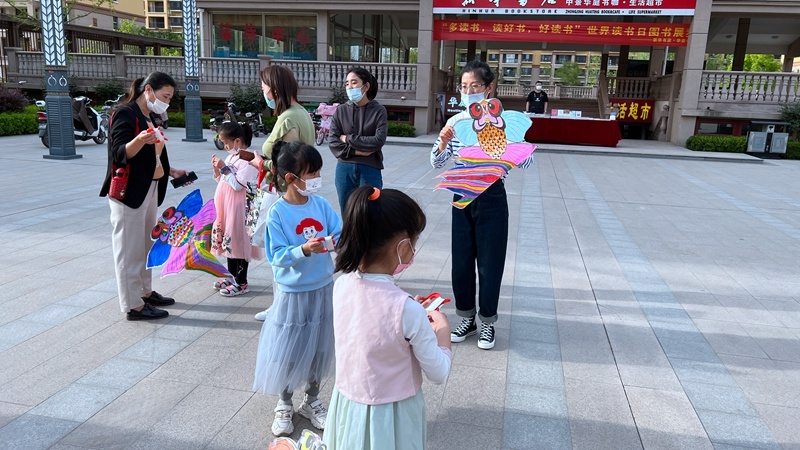 满城区中景华庭书咖开展图书展卖活动。杨东升 摄