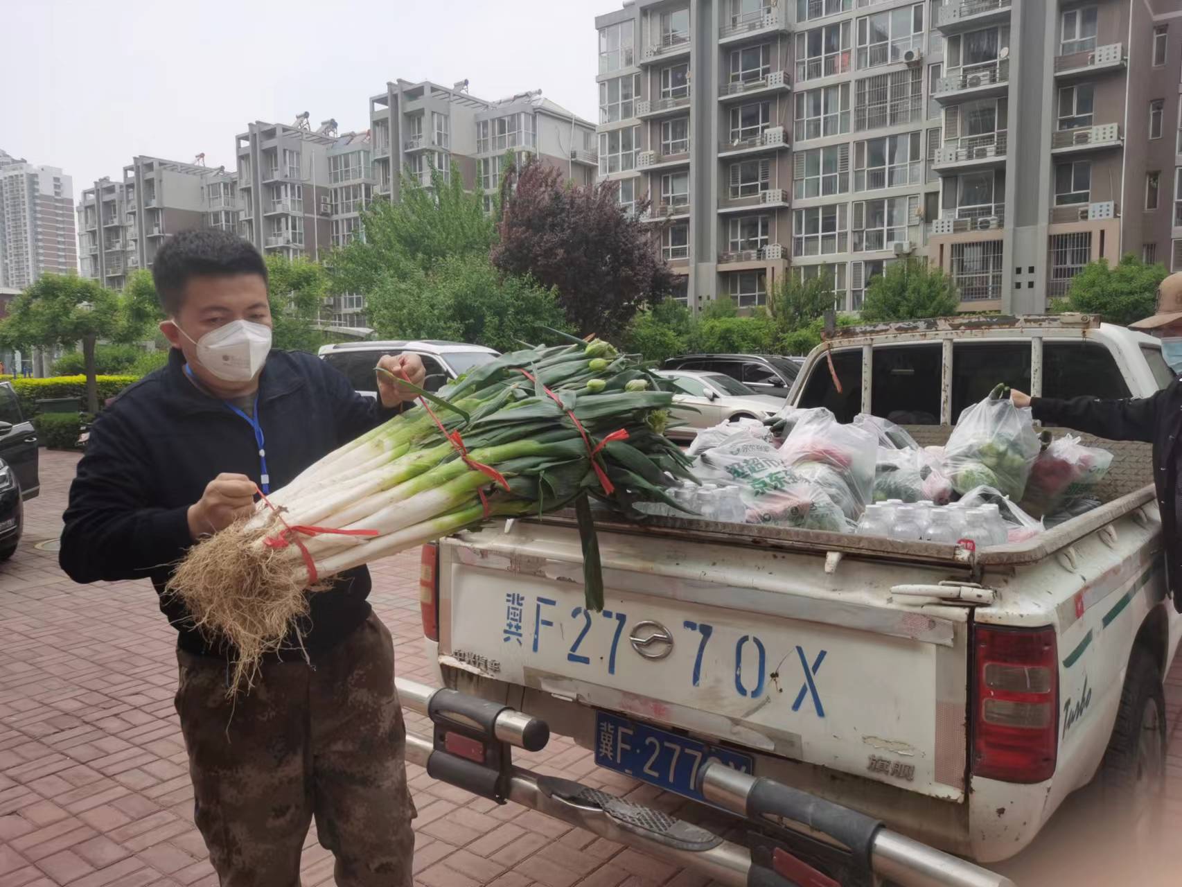 为居民运来物资。