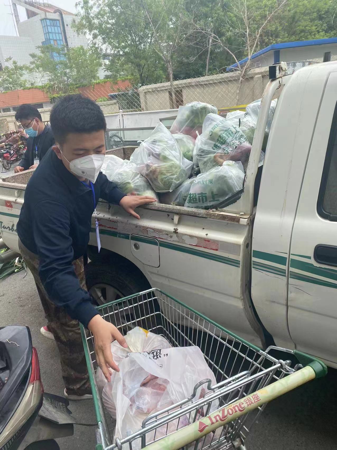 将蔬菜包装车,送往各个小区