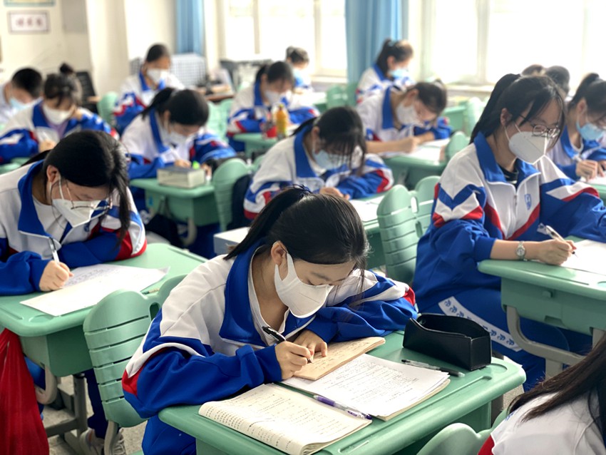 吉林毓文中学高三年级学生认真解题。张曦月摄