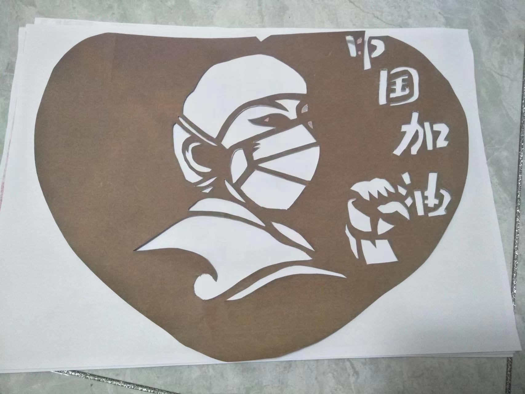 刘志近致敬抗疫医护人员的剪纸作品。刘志近供图