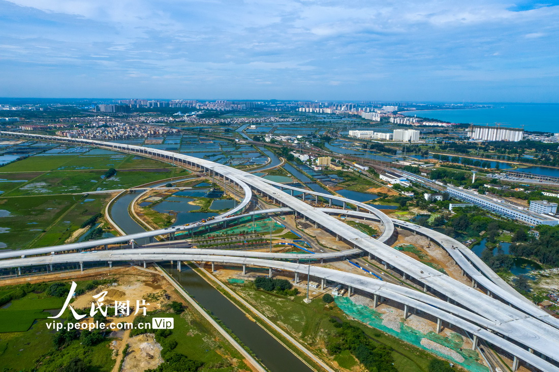 近日拍摄的G15沈海高速公路海口段海秀互通桥。