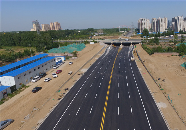 结义路部分路段道路标线已施划完成。贺星伯 摄