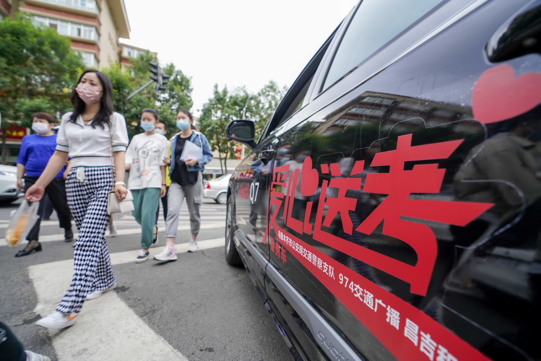 6月7日，在新疆乌鲁木齐市第八中学考点，一辆爱心送考车处于待命状态。新华社记者 赵戈 摄
