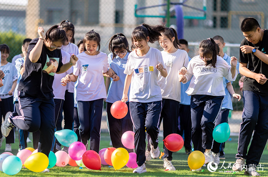 呼和浩特市第二十六中学初三学生在操场上进行“踩气球”趣味游戏。丁根厚摄