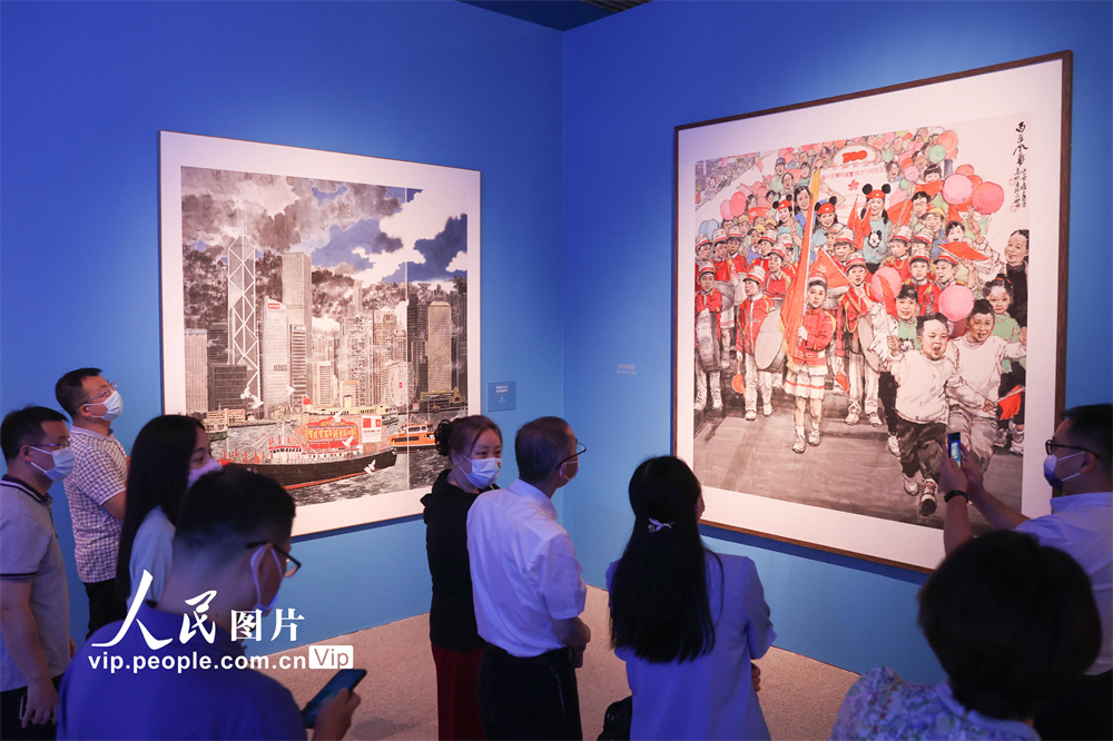6月30日，观众在中国国家博物馆举行的“笔墨丹青绘湾区——庆祝香港回归祖国25周年美术作品展”上观看国画《百年风华》。