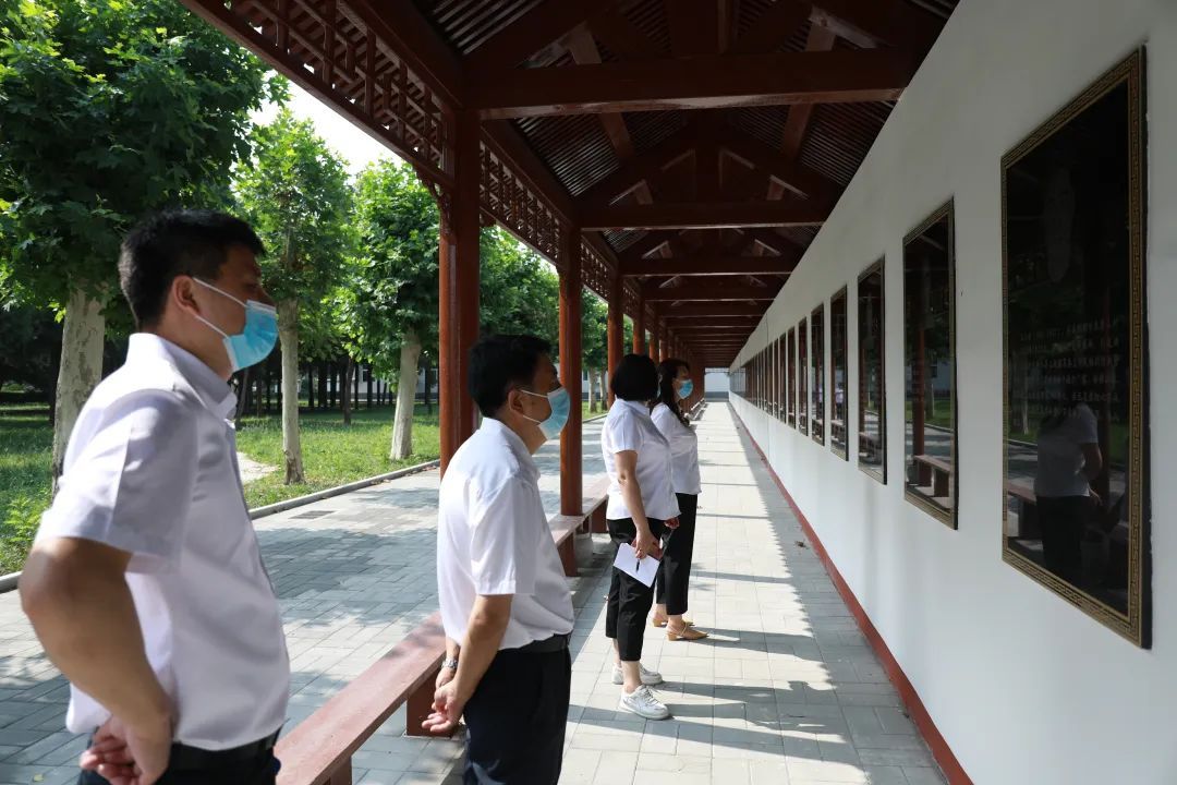党员驻足观看英烈事迹。作者供图