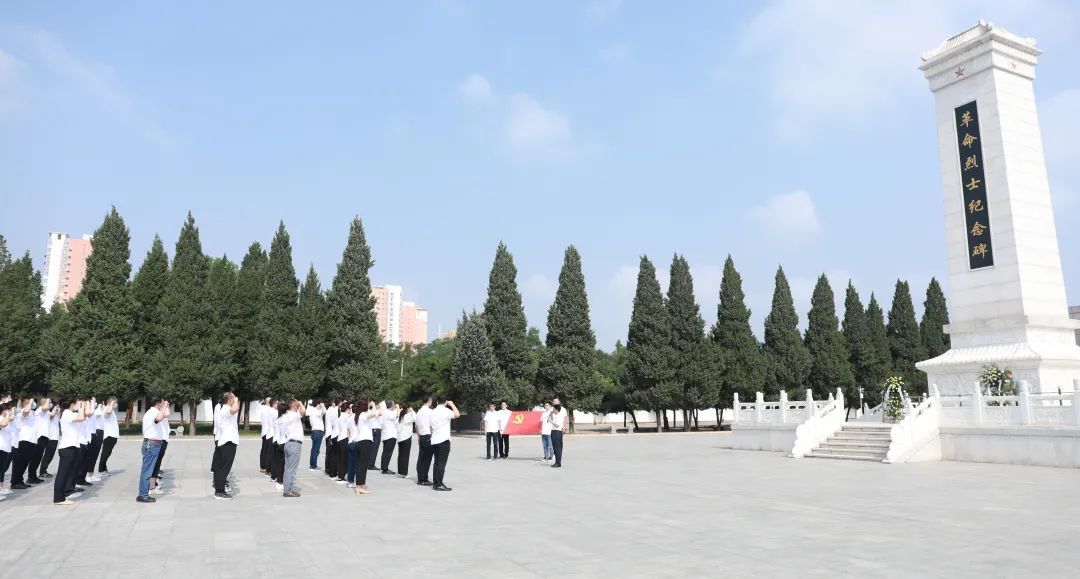 全体党员重温入党誓词。作者供图