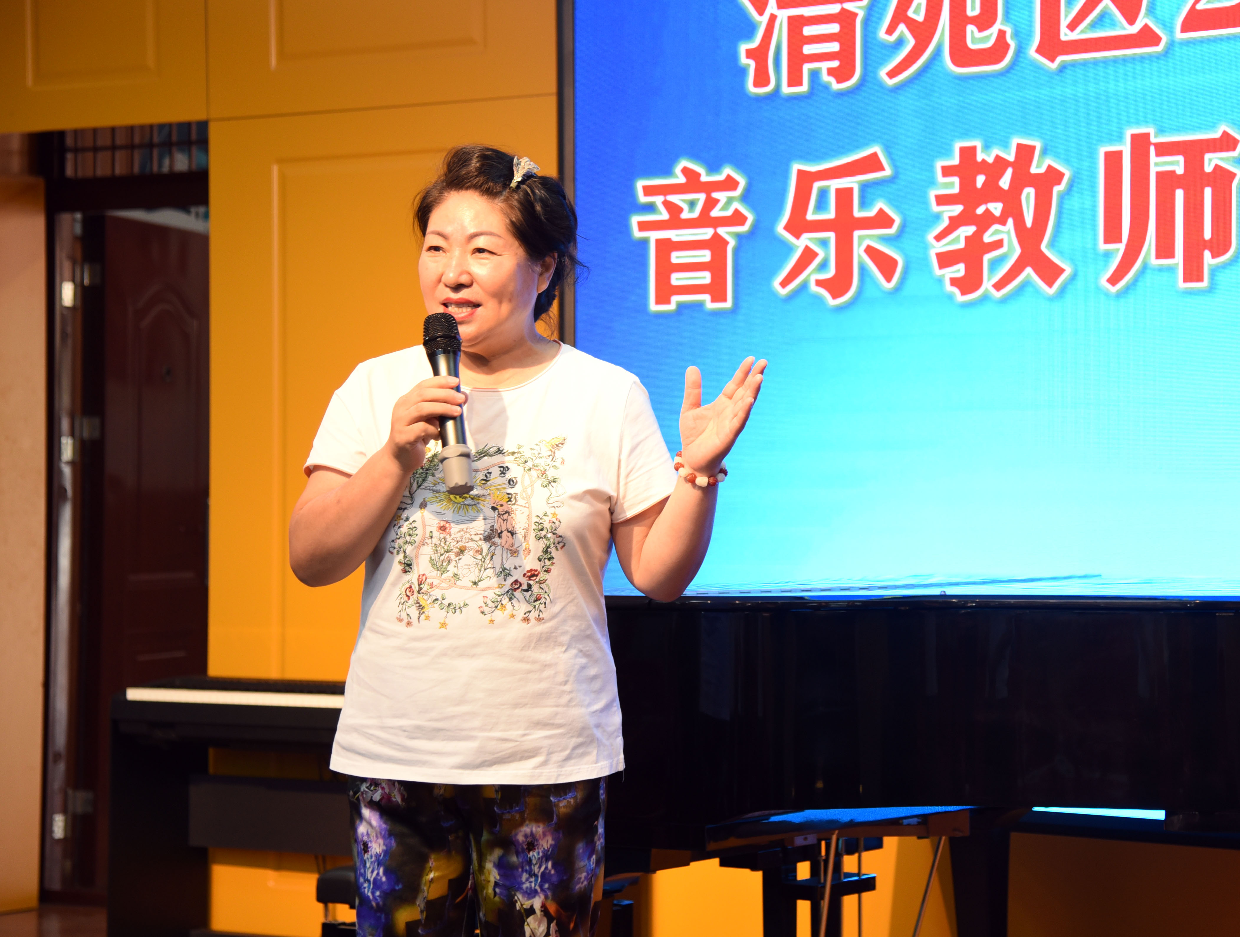 中国音乐家协会会员、保定市音协副主席、河北农业大学艺术学院教授苏丽敏正为学员现场授课，史永清 摄.jpg