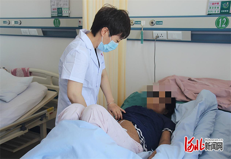 援疆医生张锋为当地患者进行术后检查。受访者供图.jpg