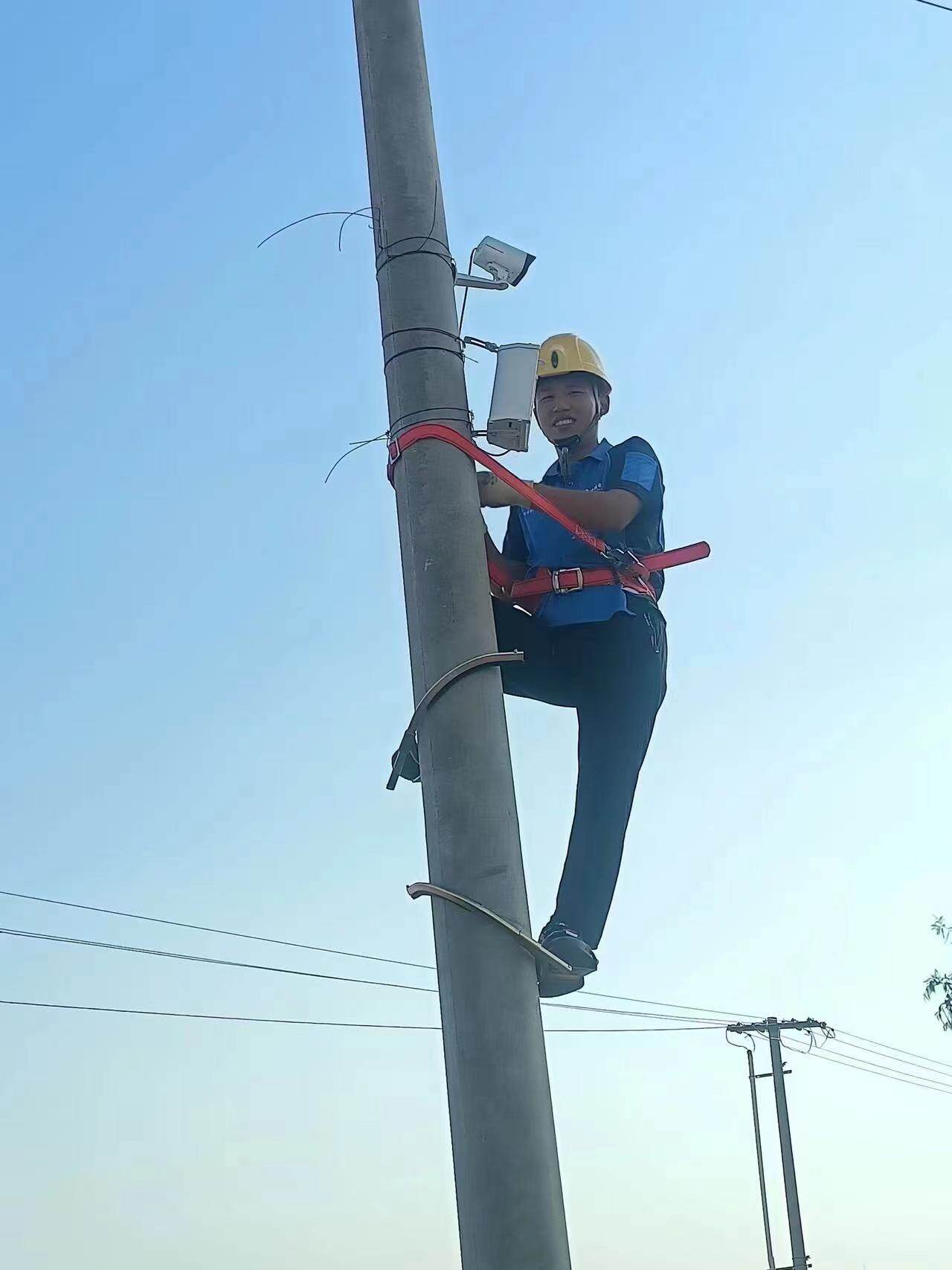 工作人员正在对设备进行维护。肖楠 摄