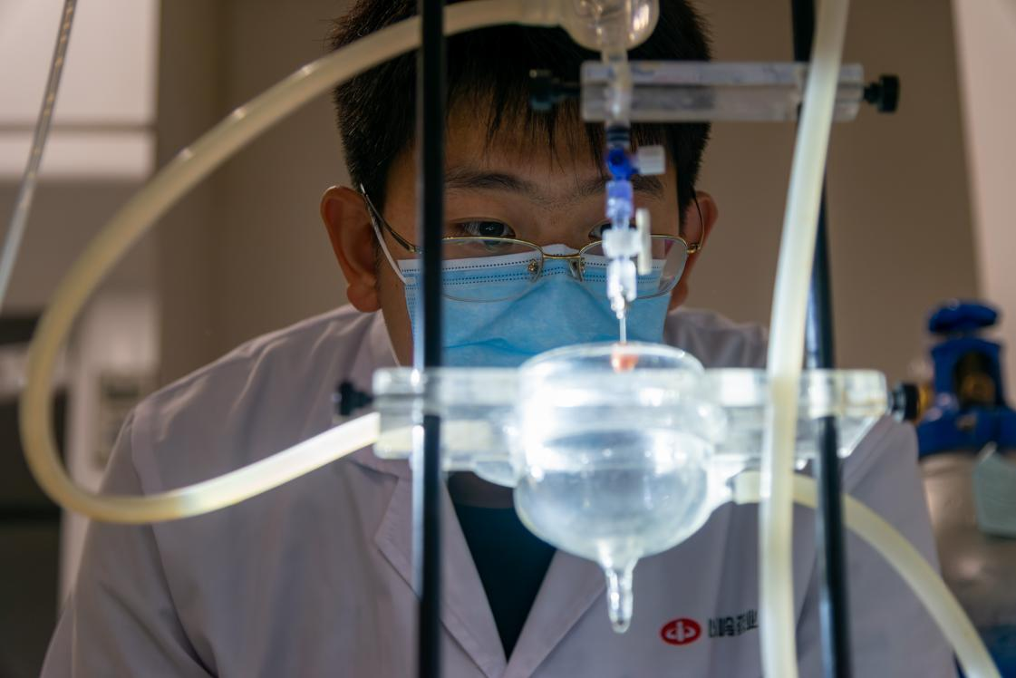 在院士工作站实验室，科研人员正在做实验。受访者供图