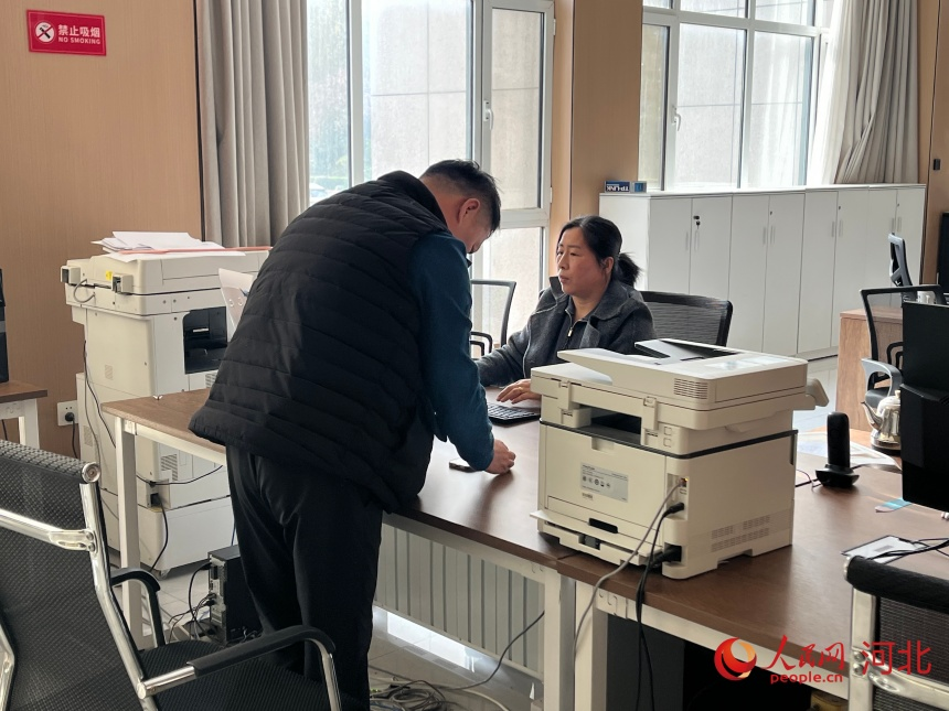 威县“企业之家”工作人员正在办理业务。人民网记者 朱延生摄