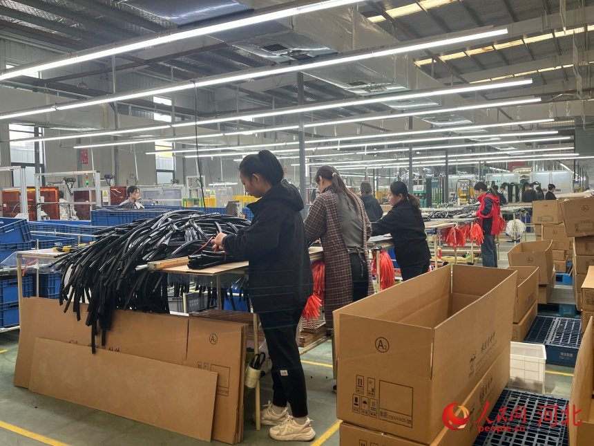 河北新欧汽车零部件科技有限公司员工正在生产密封条。人民网记者 朱延生摄