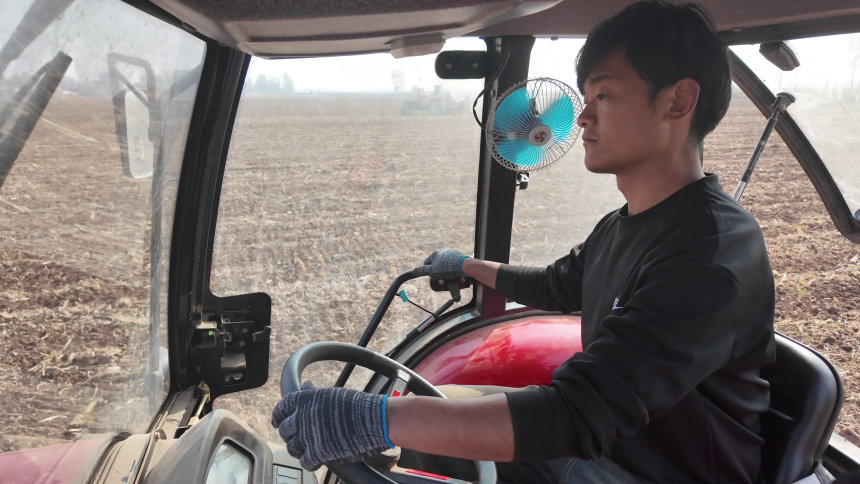 武志强驾驶农机在田间耕作。潘高占摄
